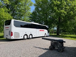 Delfinbuss sommar grusplan.jpg